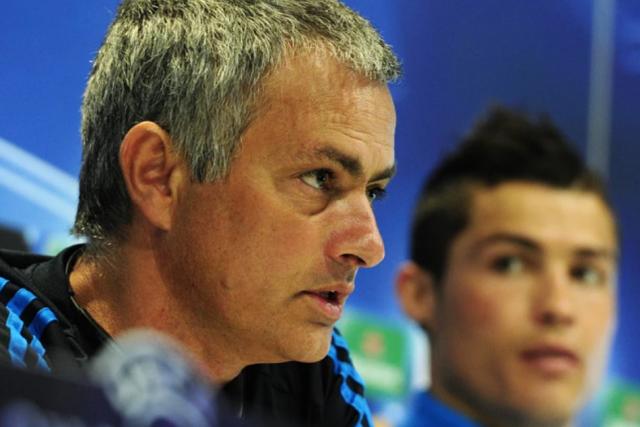 2012欧冠负拜仁 穆里尼奥擦干泪水去C罗家安慰他