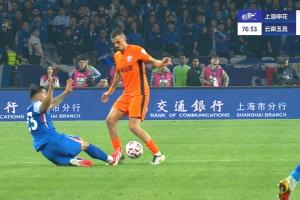 引争议!申花扳平角球疑似越位获利 李可铲对方未吃牌&弋腾被罚下