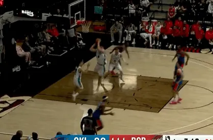 网页版登录-杨瀚森镇守禁区再次抢到防守篮板，已狂揽生涯新高17个篮板