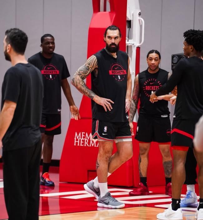 官方网站-亚当斯长期缺战，火箭不签中锋反追后卫？斯通不慌：3中锋够用了